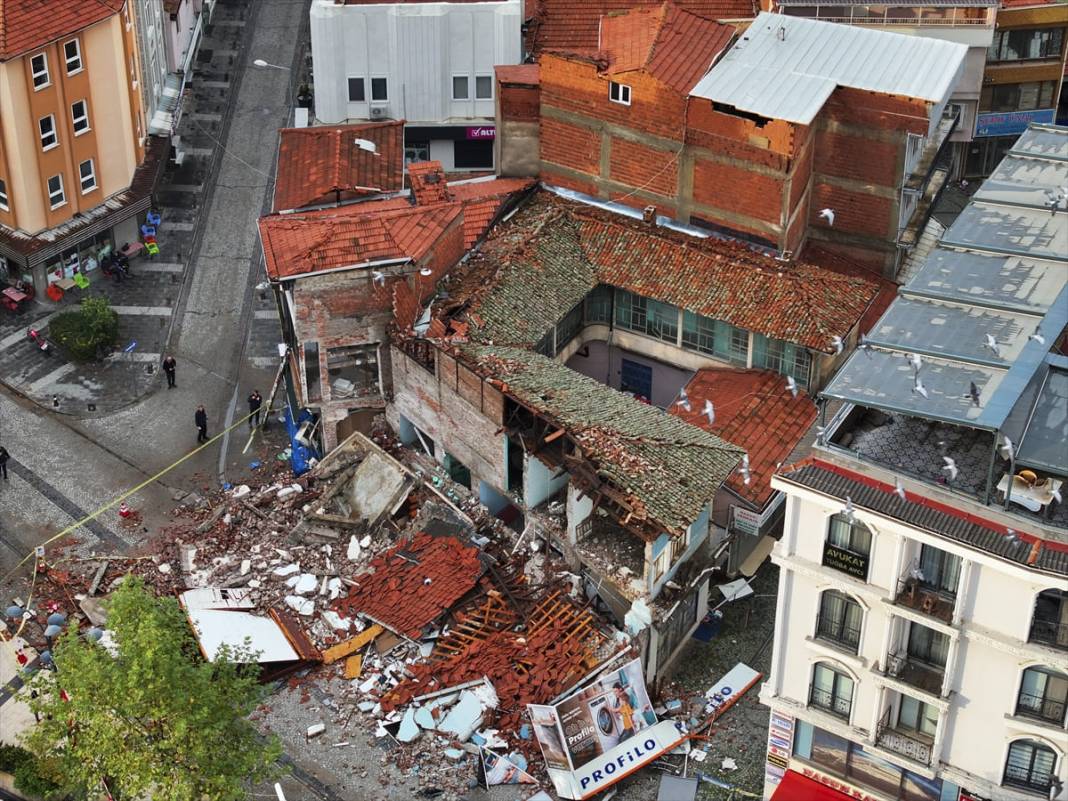 6.1’lik depremin izleri gün ağarınca ortaya çıktı 17