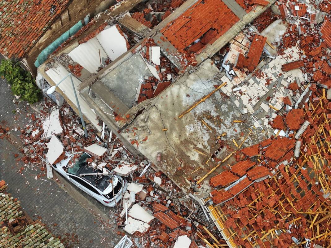 6.1’lik depremin izleri gün ağarınca ortaya çıktı 15