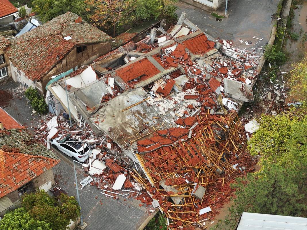 6.1’lik depremin izleri gün ağarınca ortaya çıktı 14