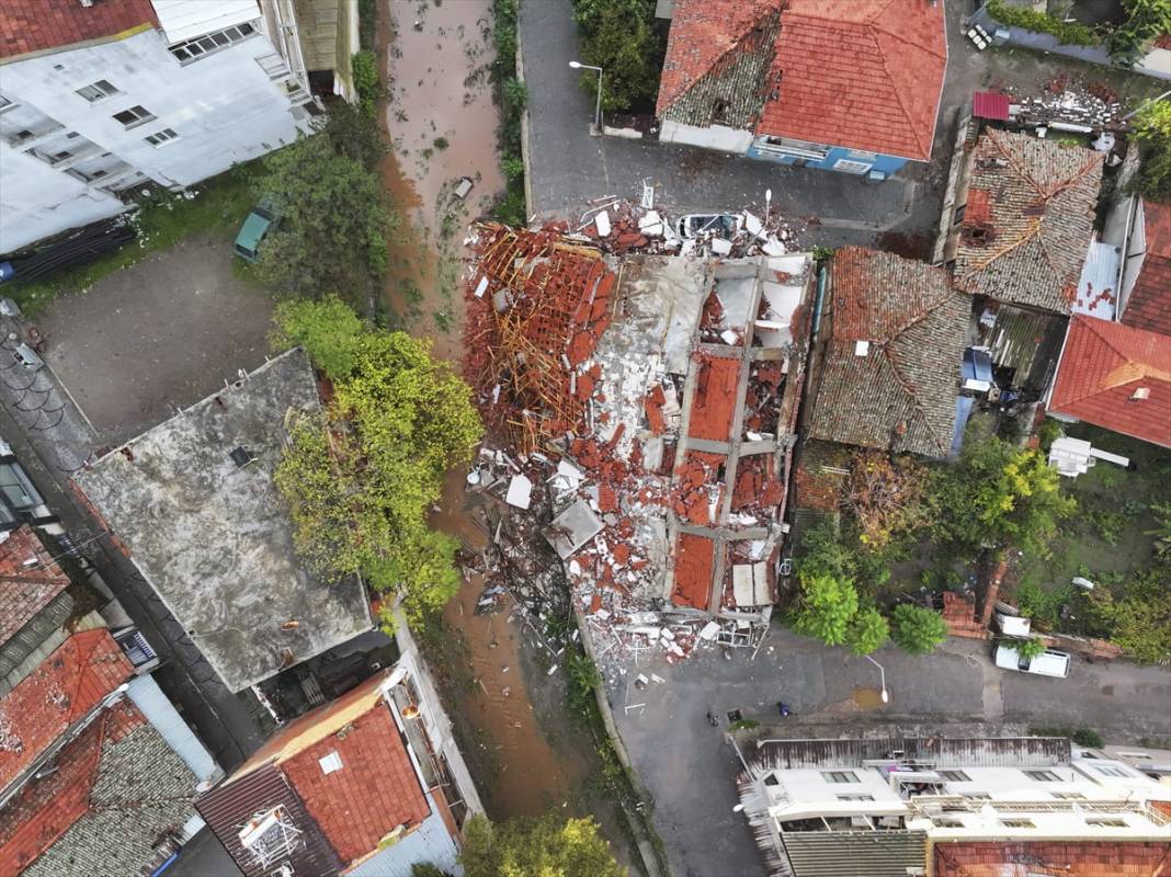 6.1’lik depremin izleri gün ağarınca ortaya çıktı 13