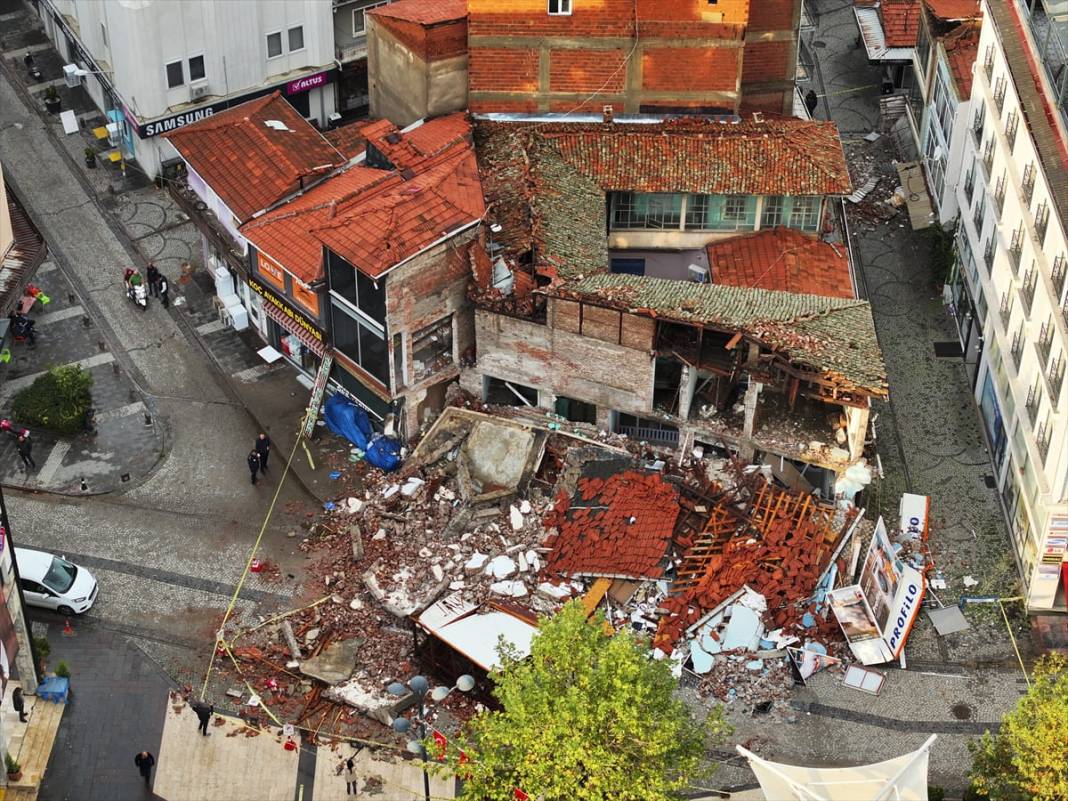 6.1’lik depremin izleri gün ağarınca ortaya çıktı 12