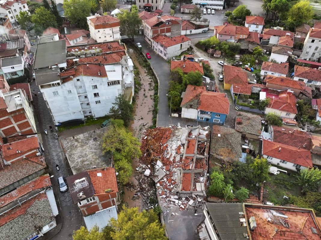 6.1’lik depremin izleri gün ağarınca ortaya çıktı 11