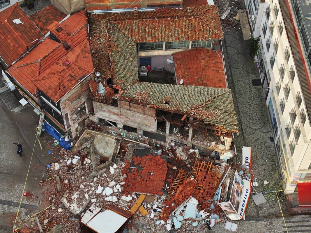 6.1’lik depremin izleri gün ağarınca ortaya çıktı 10