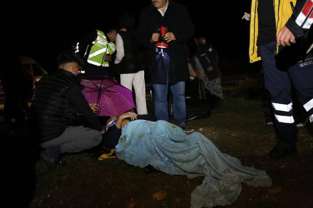 Turdan dönen midibüs devrildi, 25 kişi yaralandı 5