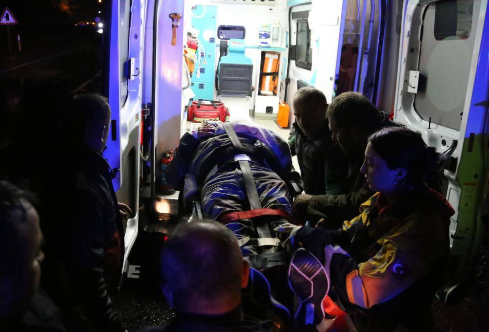 Turdan dönen midibüs devrildi, 25 kişi yaralandı 6