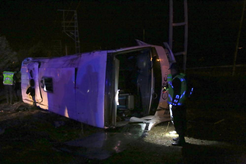 Turdan dönen midibüs devrildi, 25 kişi yaralandı 7