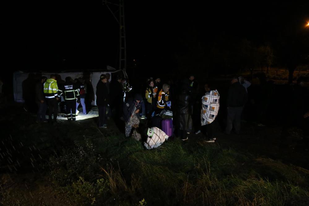 Turdan dönen midibüs devrildi, 25 kişi yaralandı 8