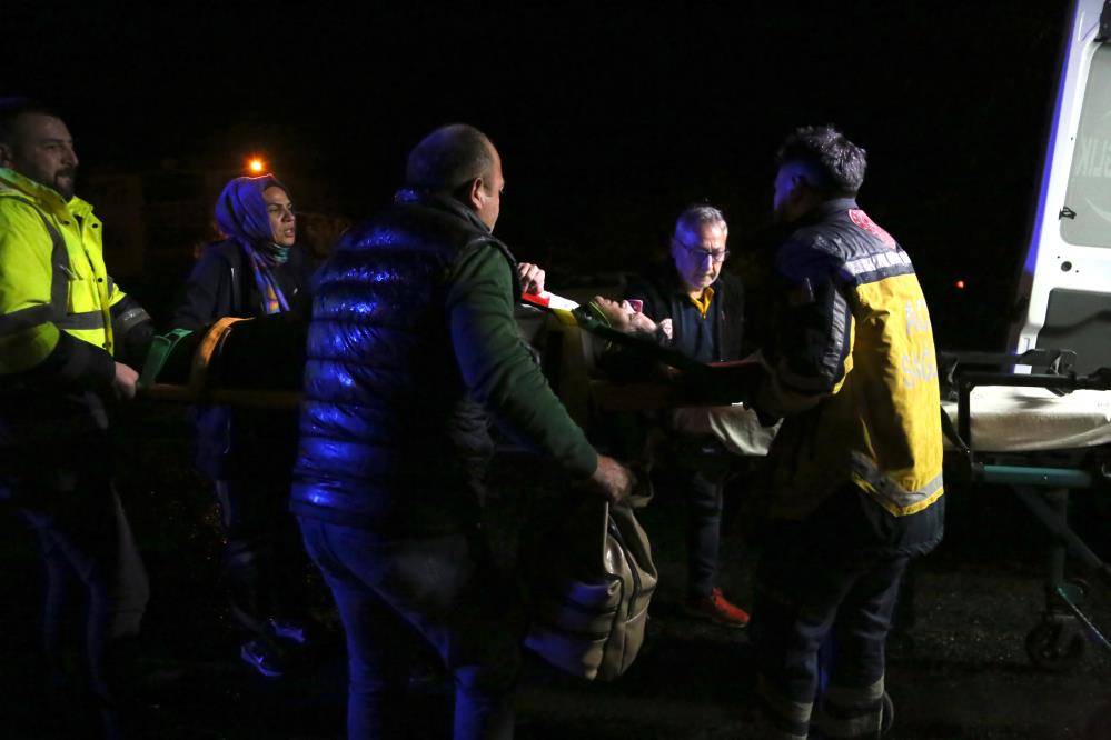 Turdan dönen midibüs devrildi, 25 kişi yaralandı 9