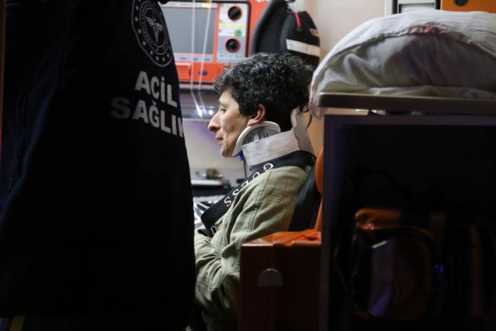 Turdan dönen midibüs devrildi, 25 kişi yaralandı 10