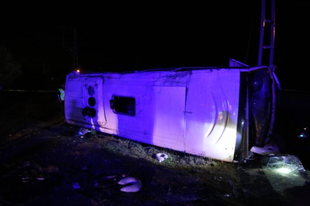 Turdan dönen midibüs devrildi, 25 kişi yaralandı 14