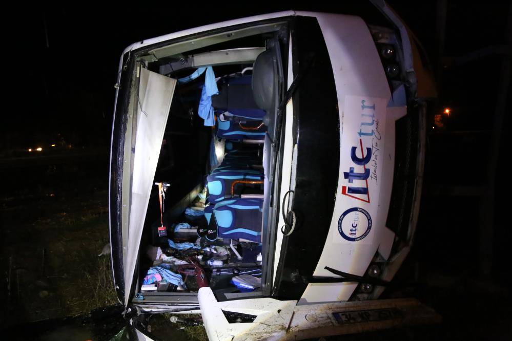 Turdan dönen midibüs devrildi, 25 kişi yaralandı 13