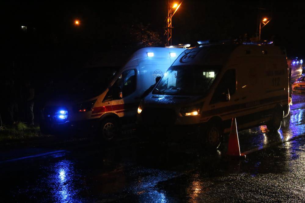 Turdan dönen midibüs devrildi, 25 kişi yaralandı 12