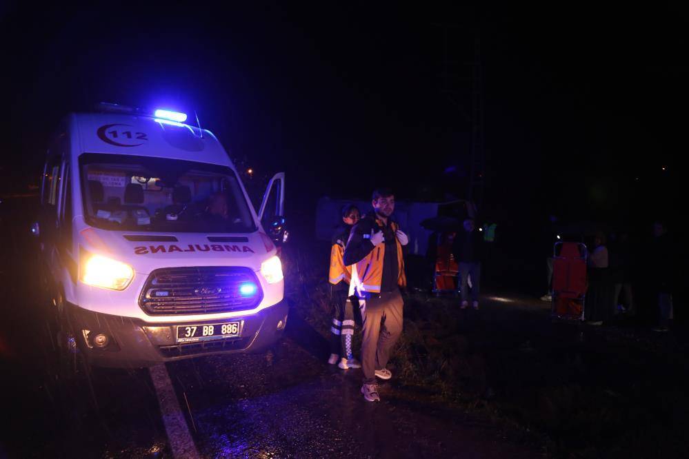 Turdan dönen midibüs devrildi, 25 kişi yaralandı 15