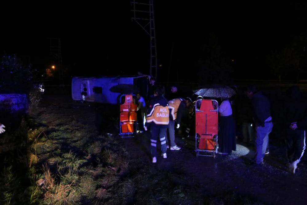 Turdan dönen midibüs devrildi, 25 kişi yaralandı 16