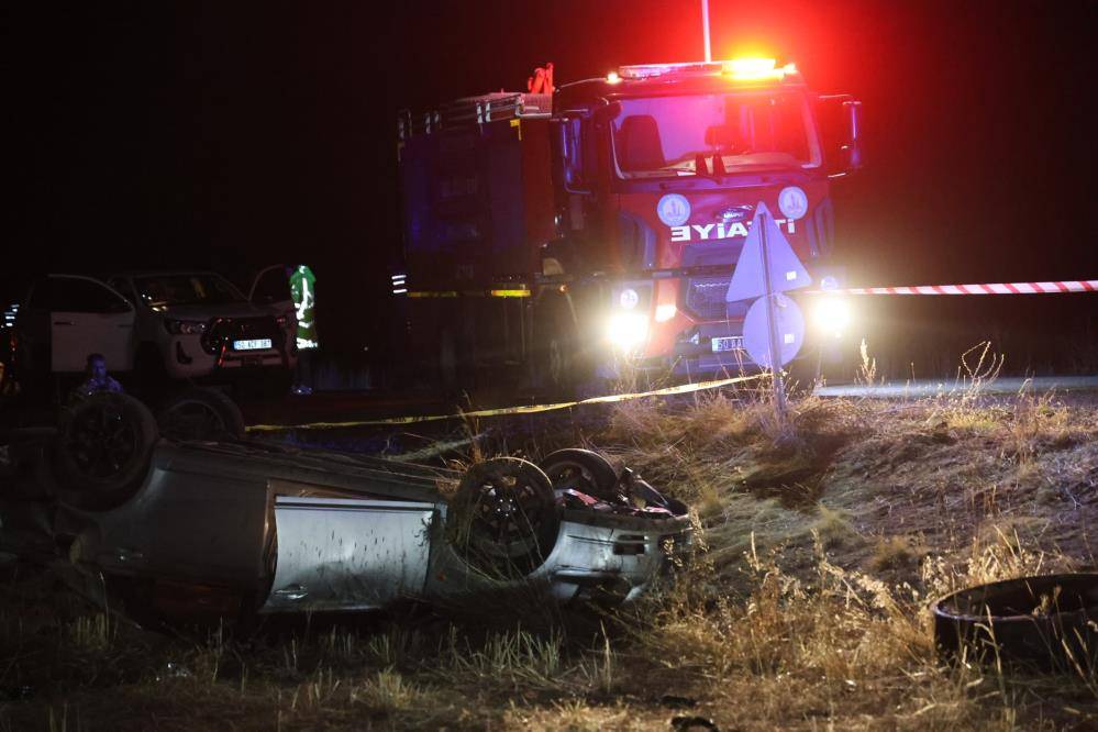 Otomobil tarlaya devrildi, 2 kişi öldü 5