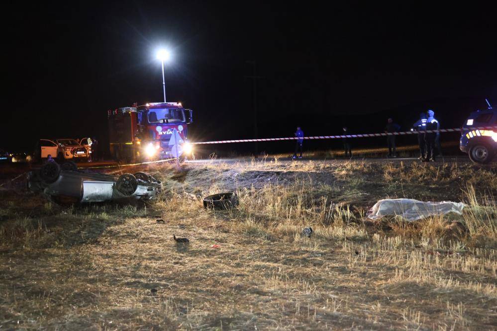 Otomobil tarlaya devrildi, 2 kişi öldü 6