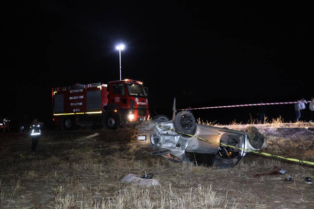 Otomobil tarlaya devrildi, 2 kişi öldü 7