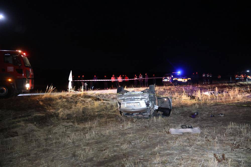 Otomobil tarlaya devrildi, 2 kişi öldü 8