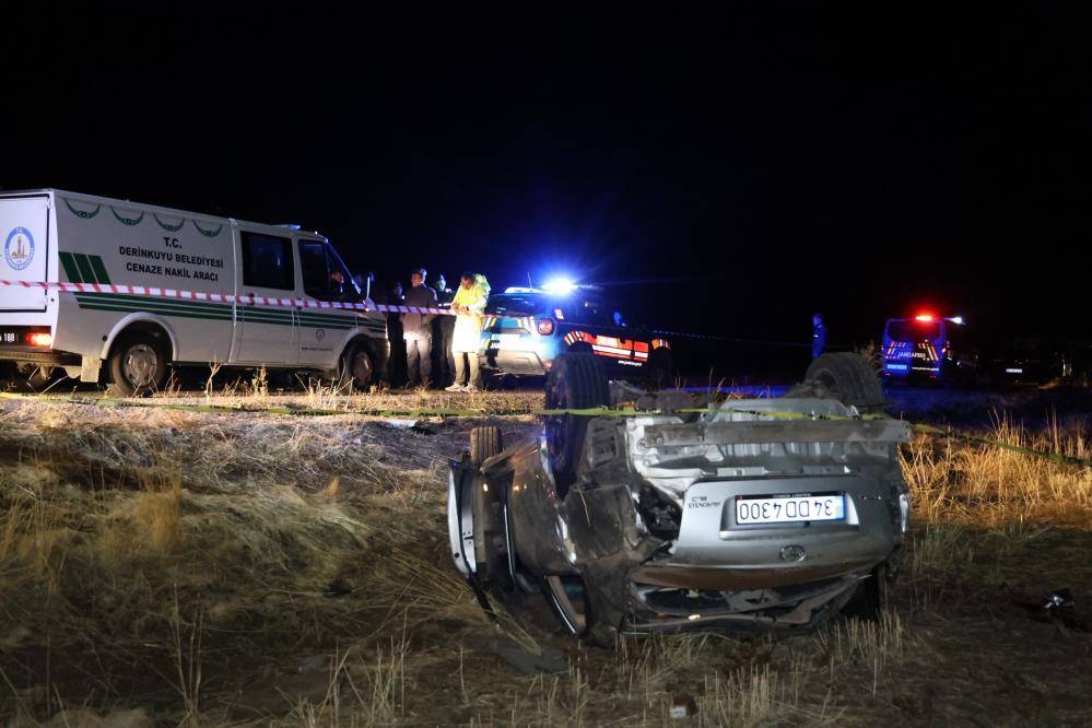 Otomobil tarlaya devrildi, 2 kişi öldü 10