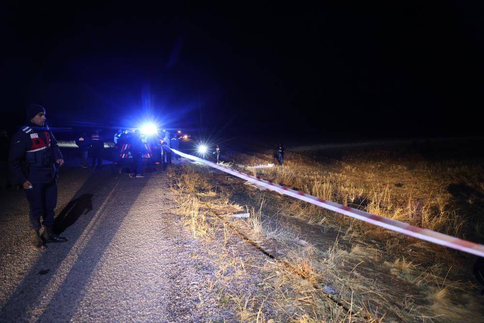 Otomobil tarlaya devrildi, 2 kişi öldü 9