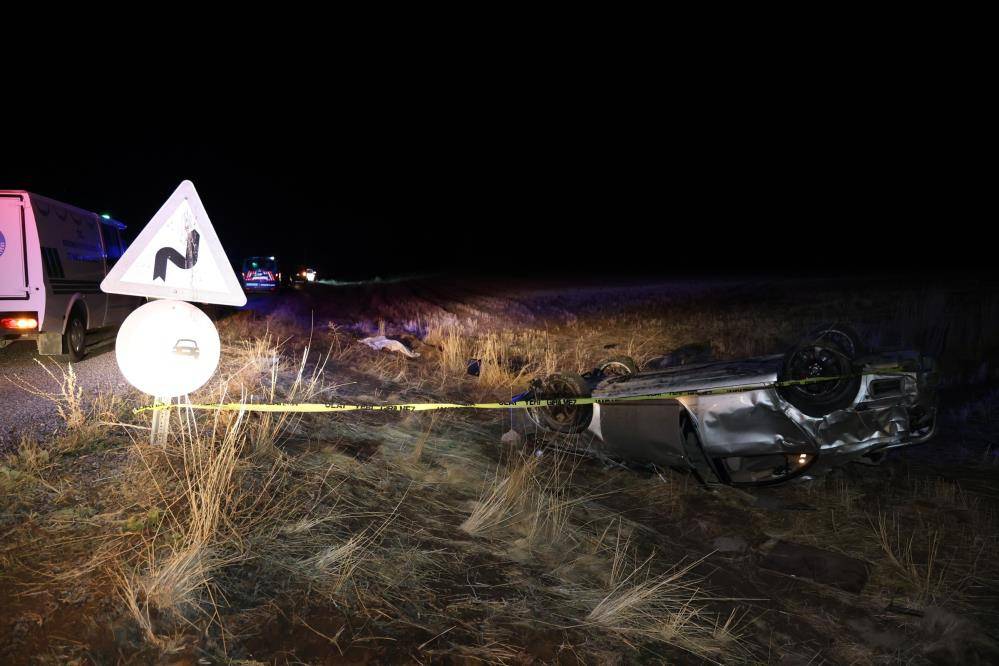 Otomobil tarlaya devrildi, 2 kişi öldü 11