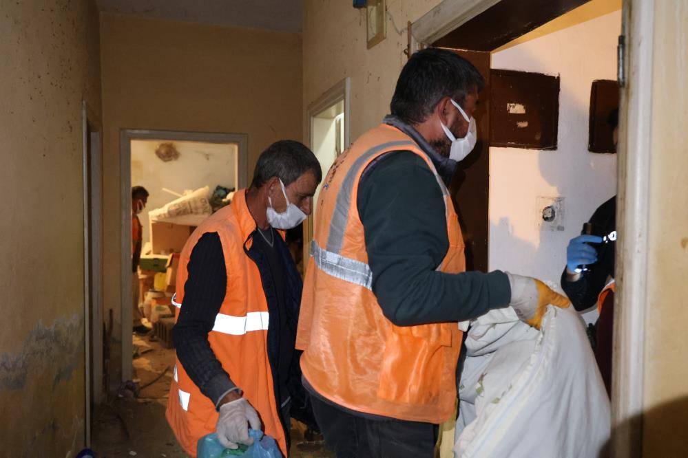 Akıllara durgunluk veren olay! 1 ay annesinin cesediyle yaşadı 1