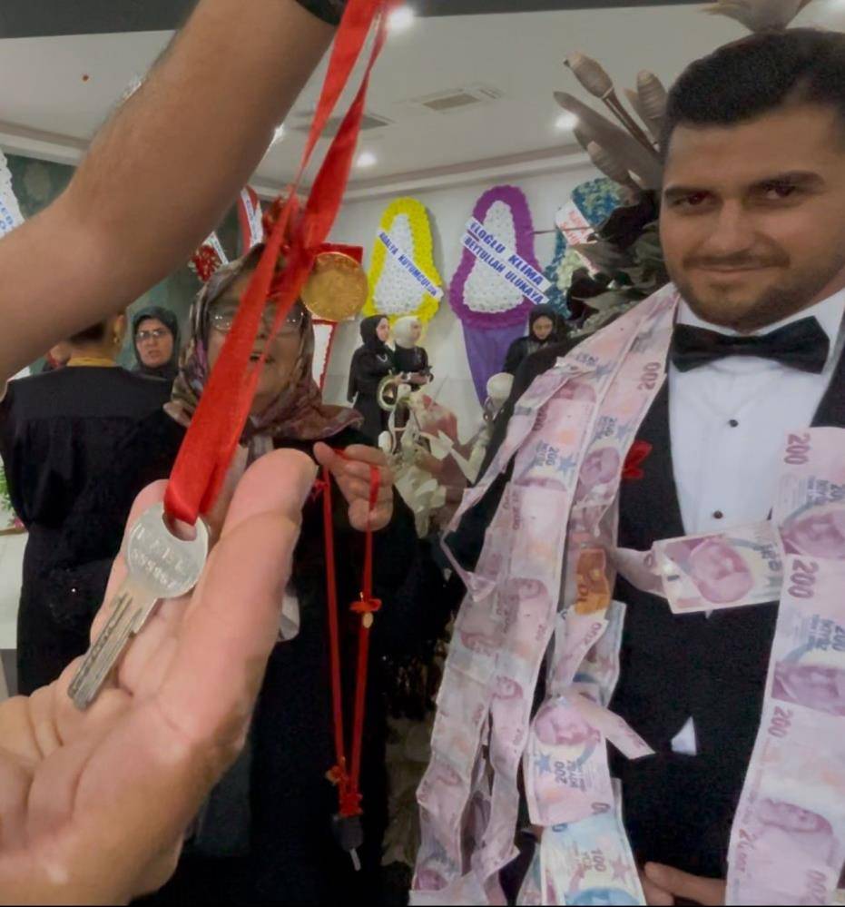 Böyle babaanne dostlar başına! Düğünde takı olarak bunları taktı 2