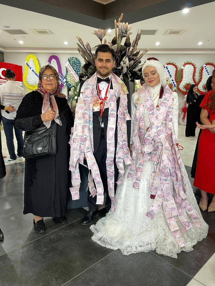 Böyle babaanne dostlar başına! Düğünde takı olarak bunları taktı 3