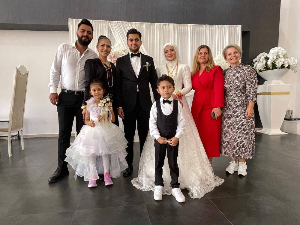 Böyle babaanne dostlar başına! Düğünde takı olarak bunları taktı 1