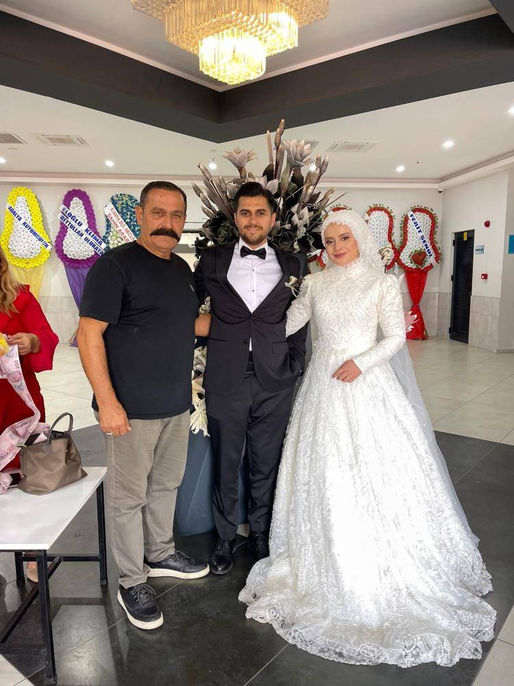 Böyle babaanne dostlar başına! Düğünde takı olarak bunları taktı 5