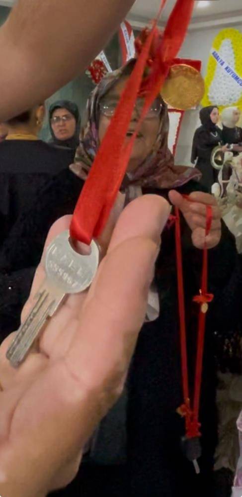 Böyle babaanne dostlar başına! Düğünde takı olarak bunları taktı 6