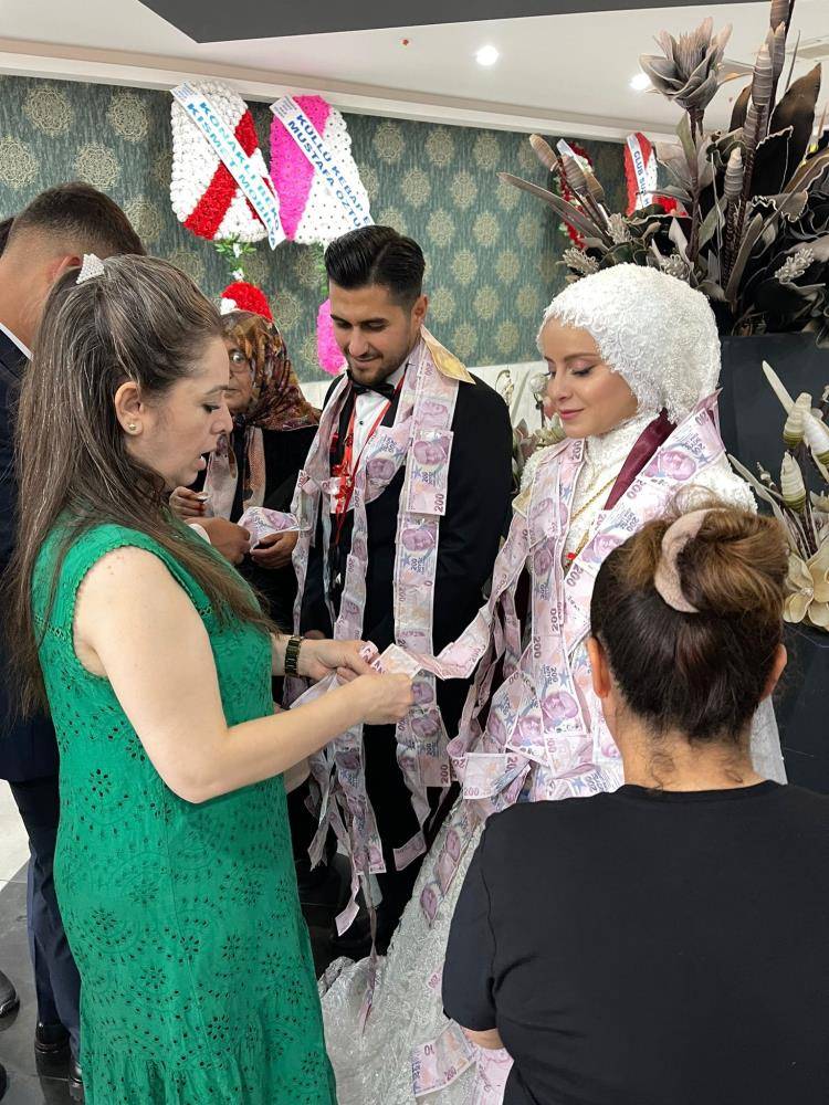 Böyle babaanne dostlar başına! Düğünde takı olarak bunları taktı 4