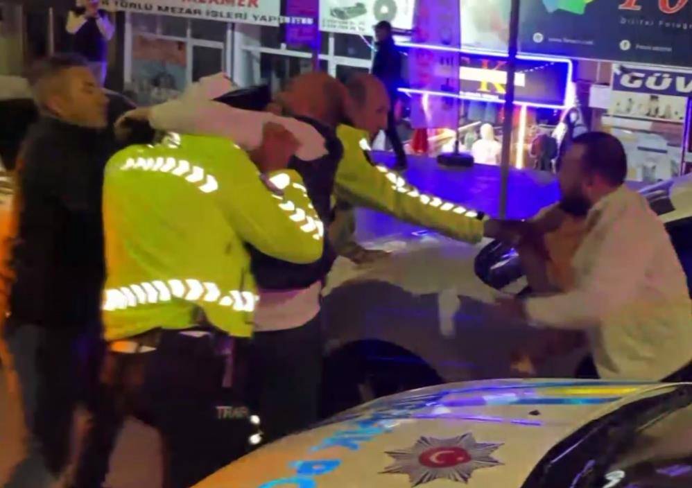 Alkollü sürücü ve yakınlarından trafik polislerine yumruklu saldırı 11