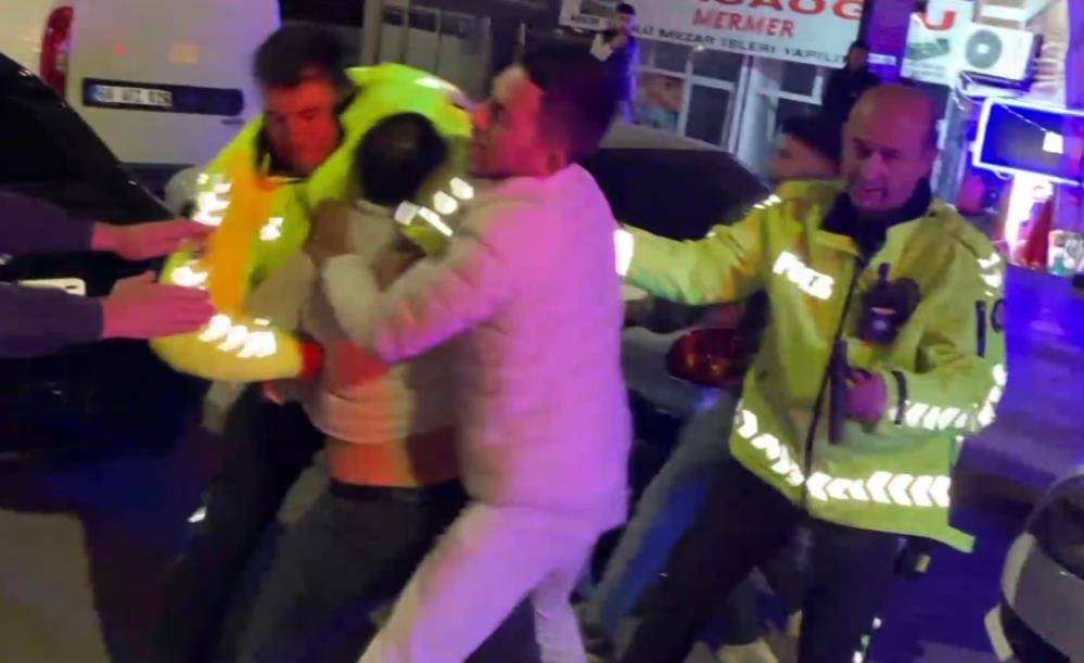 Alkollü sürücü ve yakınlarından trafik polislerine yumruklu saldırı 12