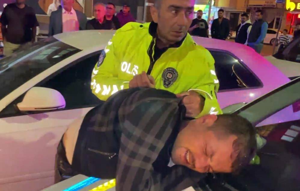 Alkollü sürücü ve yakınlarından trafik polislerine yumruklu saldırı 7