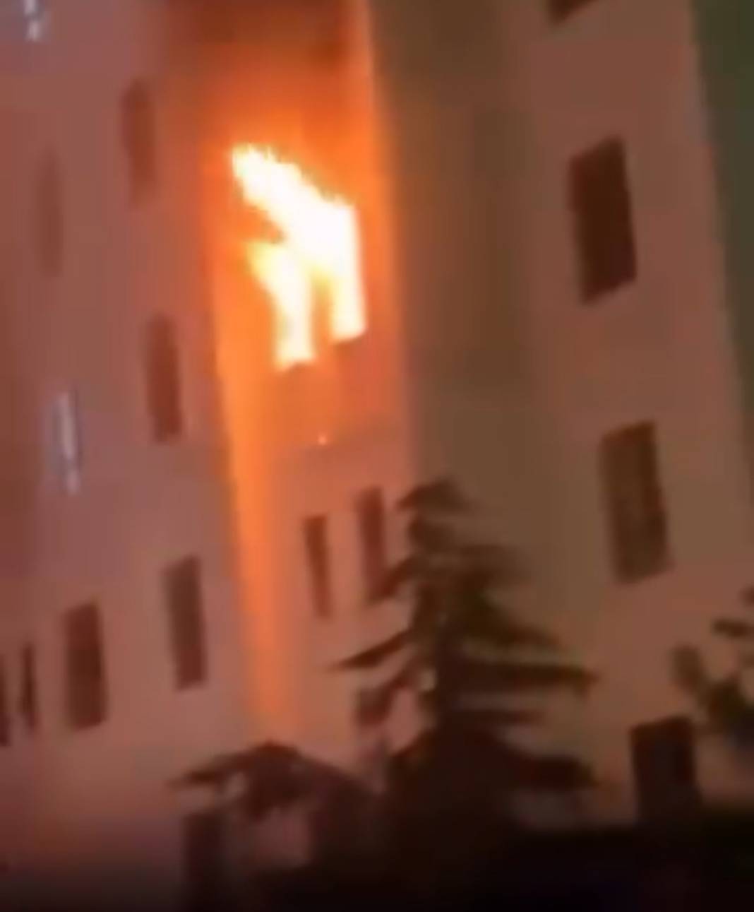 10 katlı binada yangın faciası! 1 ölü, 14 yaralı var 6