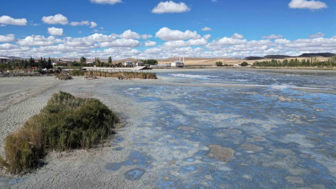Flamingoların uğrak noktasıydı! Alarm veren göl resmen kurudu 6