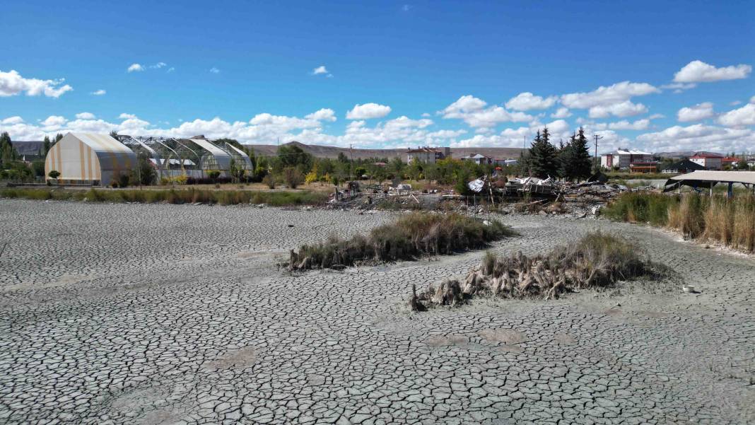Flamingoların uğrak noktasıydı! Alarm veren göl resmen kurudu 4