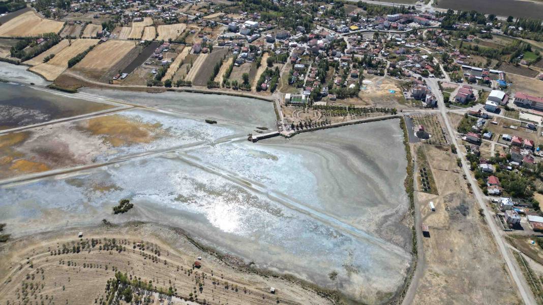 Flamingoların uğrak noktasıydı! Alarm veren göl resmen kurudu 5