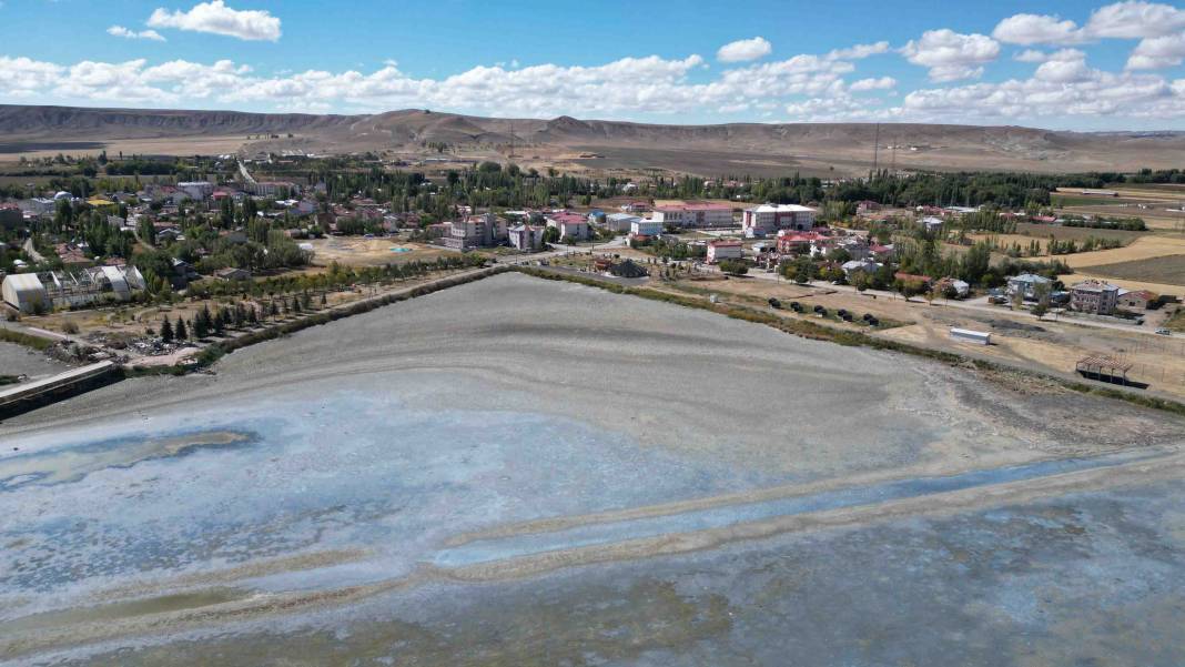 Flamingoların uğrak noktasıydı! Alarm veren göl resmen kurudu 1