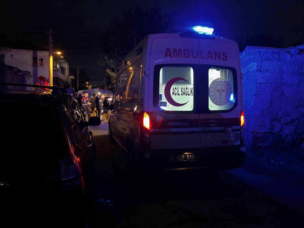 Bakkalda yan bakma kavgası! Bir kişi bıçaklandı 5