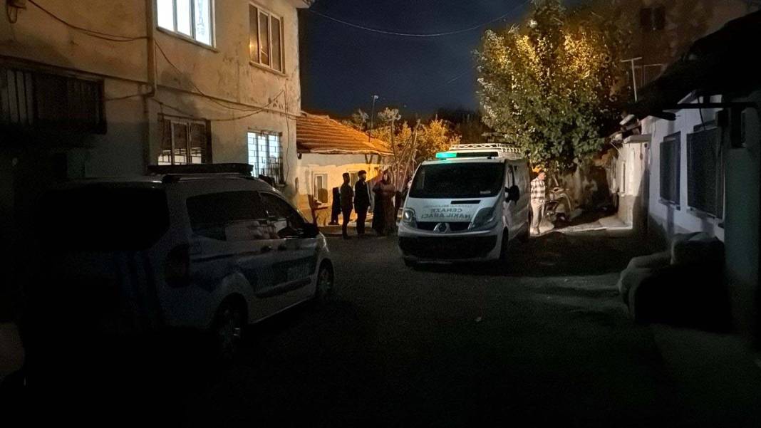Yaşlı çiftin yaşadığı evden ölüm sızdı 1