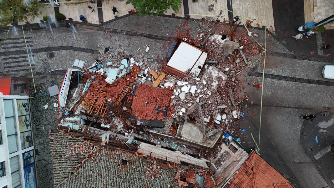 6.1’lik depremin izleri gün ağarınca ortaya çıktı 1