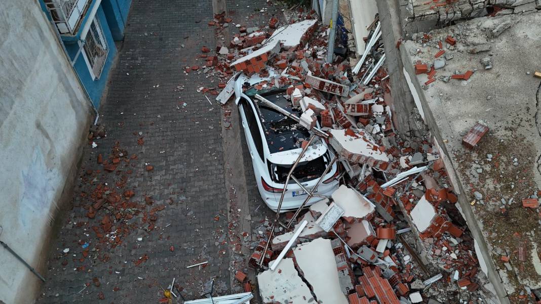 6.1’lik depremin izleri gün ağarınca ortaya çıktı 3