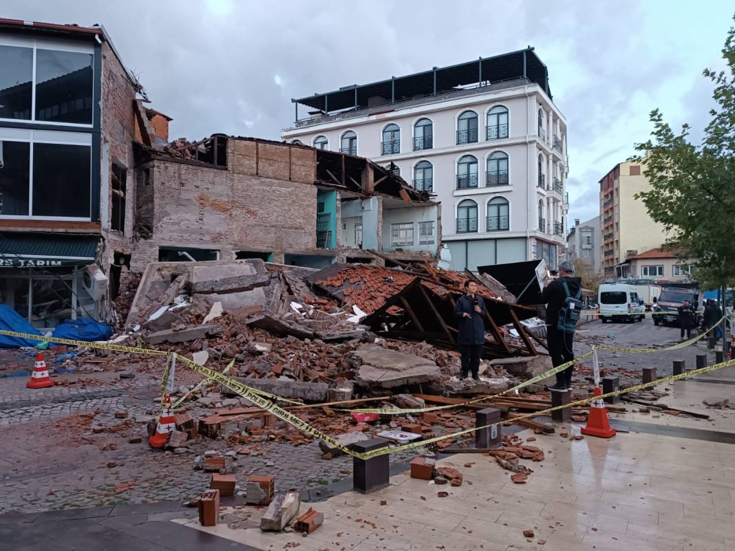 6.1’lik depremin izleri gün ağarınca ortaya çıktı 2