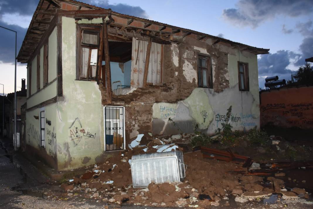 6.1’lik depremin izleri gün ağarınca ortaya çıktı 5