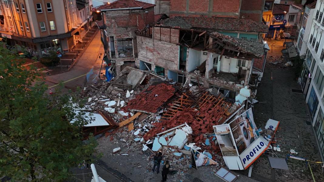 6.1’lik depremin izleri gün ağarınca ortaya çıktı 8