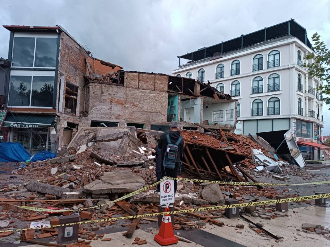 6.1’lik depremin izleri gün ağarınca ortaya çıktı 4