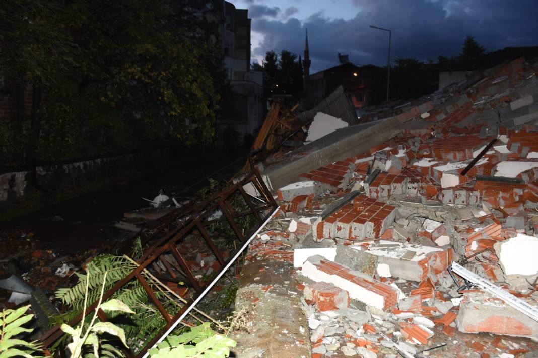 6.1’lik depremin izleri gün ağarınca ortaya çıktı 7