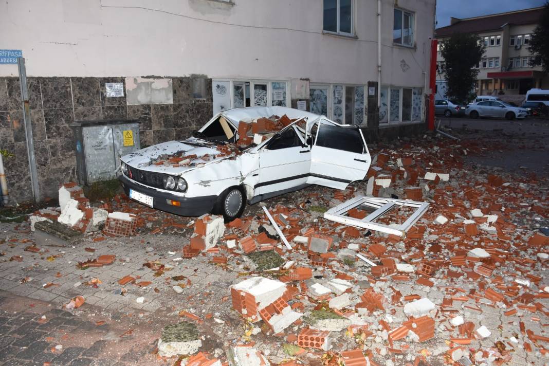 6.1’lik depremin izleri gün ağarınca ortaya çıktı 6